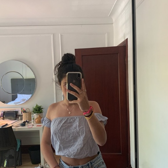 I am selling a BRANDY MELVILLE cute crop top!! - Picture 3 of 4